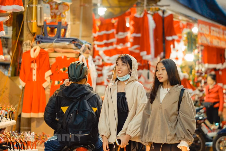 Falta más de medio mes para Navidad, pero la calle Hang Ma, en Hanoi, atrae a multitudes de personas a visitar, comprar y tomar fotografías. Conocida por sus tiendas que venden decoraciones, esta calle se “transforma” en cada ocasión de festivales. Especialmente durante el período de Trung Thu (Fiesta del Medio Otoño), Navidad y Tet (Año Nuevo Lunar), cientos de personas visitan cada día la calle Hang Ma para comprar decoraciones y pasar el rato. Con anterioridad, la Navidad era solo un festejo de católicos y protestantes, sin embargo, hoy día se convierte en una ocasión para que los vietnamitas de cualquier religión la disfruten, lo que brinda más oportunidades a empresas domésticas para presentar sus mercancías. (Foto: Vietnam+)