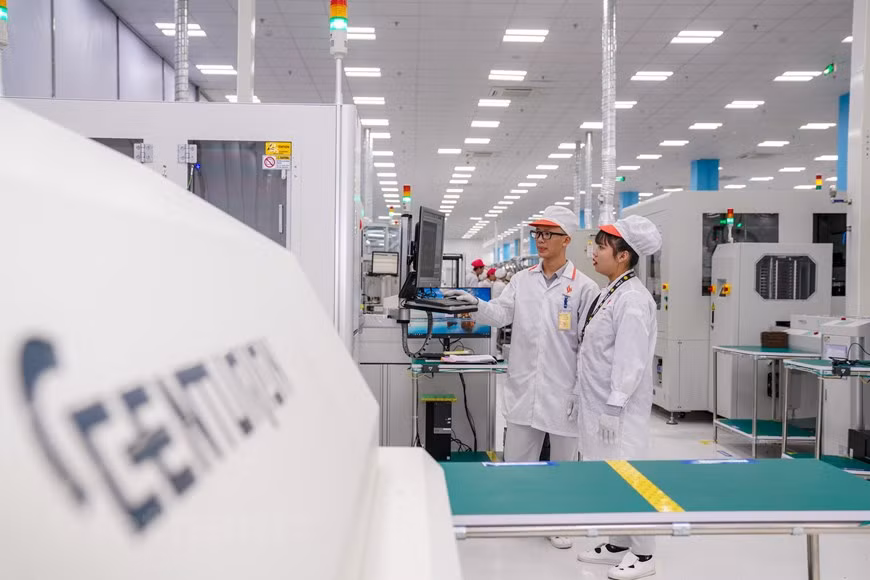 Según expertos, el acontecimiento afirma la capacidad de diseño y manufactura de las empresas nacionales y abre para los usuarios vietnamitas la oportunidad de acceder pronto a los productos tecnológicos de clase mundial. Vsmart Aris 5G es el fruto de la colaboración entre VinSmart y la multinacional estadounidense Qualcomm. Se destaca por varias características, incluyendo la conectividad a la red 5G Sub 6 GHz y el chip de seguridad Quantis QRNG desarrollado por esa compañía vietnamita y la suiza IDQ. El nacimiento del mencionado móvil creará la confianza en que Vietnam pueda unirse a la fila de los países líderes en la red 5G, así como evidencia que la nación se está apresurando en la Cuarta Revolución Industria. (Fuente:Vietnamplus)