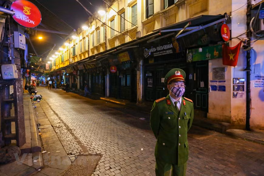 Después de la dirección del Comité Popular de Hanoi, las tiendas en la calle Ta Hien suspenden temporalmente sus actividades. Situada en el corazón del casco antiguo de Hanoi, la calle Ta Hien es llamada "Pho Tay" o "calle de extranjeros", donde reina siempre un ambiente animado y atractivo que le imponen turistas foráneos y jóvenes capitalinos. Con una longitud de sólo 200 metros, Ta Hien tenía el nombre de Géraud durante la dominación francesa. Hoy en día se puede encontrar en este callejón casas de estilo colonial y arquitectura única con kioscos de la artesanía. Sobresalen las tiendas de sellos, relojes y discos. (Fuente: Vietnam+)