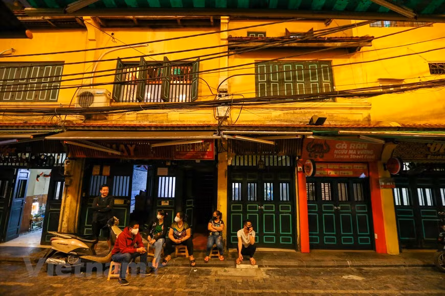 Los dueños de las tiendas están preocupados por la evolución de la pandemia y se preguntan cuándo la enfermedad llega a su fin. Un hotel en la calle Ma May prohíbe a sus empleados discriminar a los viajeros procedentes de los países infectados. Los trabajadores informan frecuentemente a los clientes sobre las medidas preventivas y los sitios con alto riesgo de contagio. Asimismo, un alojamiento familiar en Ly Quoc Su pide a sus trabajadores actuar con profesionalismo, de forma que tanto los clientes normales como los sometidos a cuarentena no se sientan discriminados. Algunos establecimientos redujeron los precios a los viajeros extranjeros en cuarentena. (Fuente: Vietnam+)
