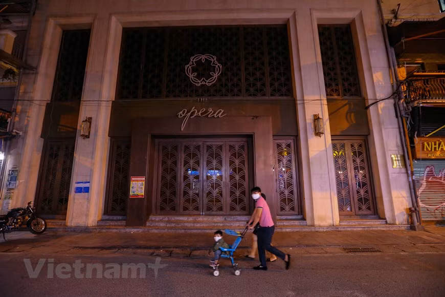 Escena desierta frente al bar The Opera en la calle Luong Ngoc Quyen, uno de los famosos destinos de ocio nocturno entre los jóvenes de Hanoi. Ubicada en el número 18 de la calle Luong Ngoc Quyen, The Opera es el nuevo lugar para fiestas en la capital que los fanáticos de los clubes de bares definitivamente no deben perderse este año. Este lugar se supone es la combinación de este Fuse Bar y XOXO Club. A través de los momentos de "baile", The Opera es una convergencia de luz de clase, espacio vibrante y música apasionada, atrayendo a muchos jóvenes vietnamitas y, especialmente, a un gran número de extranjeros. (Fuente: Vietnam+)