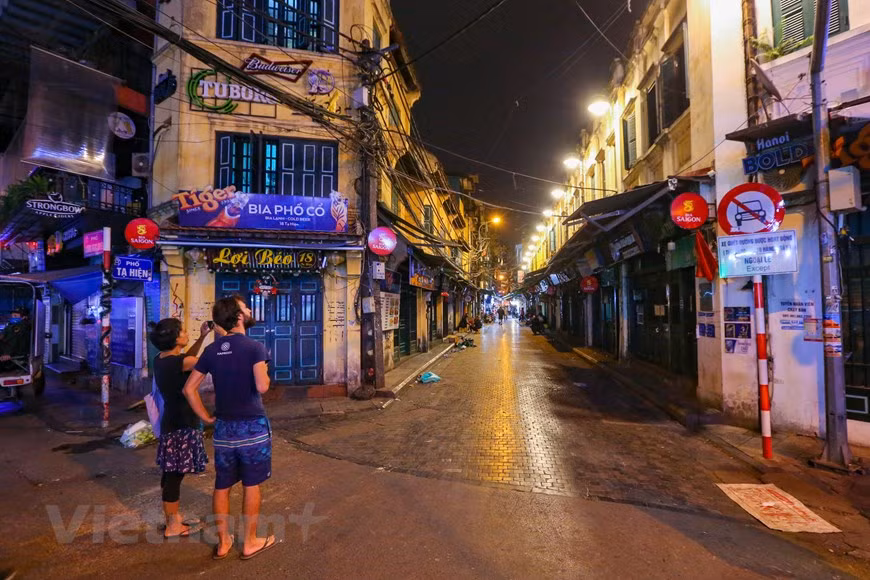 Ante la situación de la pandemia del COVID-19, autoridades de Hanoi exigen la suspensión de bares, karaokes, sitios turísticos e históricos hasta finales de marzo. La decisión sorprende a muchos turistas, especialmente los extranjeros, quienes pasan todos los días explorando las calles de la capital milenaria. Situada en el corazón del casco antiguo de Hanoi, la calle Ta Hien es llamada "Pho Tay" o "calle de extranjeros", donde reina siempre un ambiente animado y atractivo que le imponen turistas foráneos y jóvenes capitalinos. Con una longitud de sólo 200 metros, Ta Hien tenía el nombre de Géraud durante la dominación francesa. (Fuente: Vietnam+)