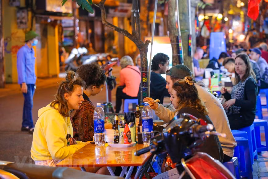 En la calle Ma May, el número de turistas aquí durante el fin de semana sigue siendo constante, pero no tan abarrotado como se esperaba. Una visita obligada para cualquier visitante por primera vez a Hanoi, la encrucijada de Bia Hoi es considerado el lugar de vida nocturna por excelencia en Hanoi. Abierto durante todo el día y hasta altas horas de la noche, el siempre bullicioso Edén de la cerveza está ubicado en la esquina de las calles Ta Hien y Luong Ngoc Quyen en el casco antiguo de Hanoi, donde se puede ver a cientos de personas sentadas en taburetes de plástico con una pinta de “bia hoi” en la mano. (Fuente: Vietnam+)