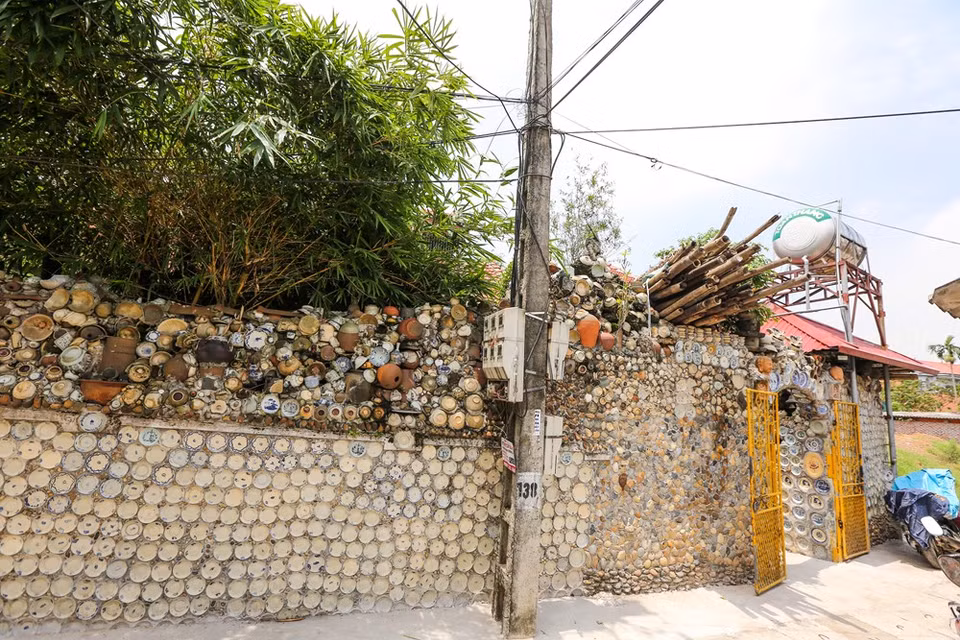 Al llegar a la aldea de Son Kien y preguntar por el “loco” Truong, todo el mundo le conoce, pues tiene una casa hecha con miles de antigüedades, que se puede ver desde lejos. (Fuente: Vietnam+)