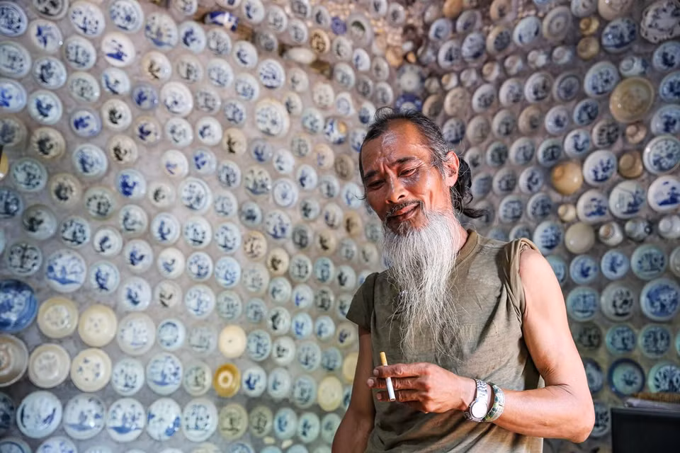 En el mundo de los amantes de las antigüedades, casi nadie es más “loco” que el señor Nguyen Van Truong, poblador de la aldea de Son Kien, comuna de Chan Hung, distrito de Vinh Tuong, quien empotra todos los objetos antiguos comprados en las paredes de su vivienda. (Fuente: Vietnam+)