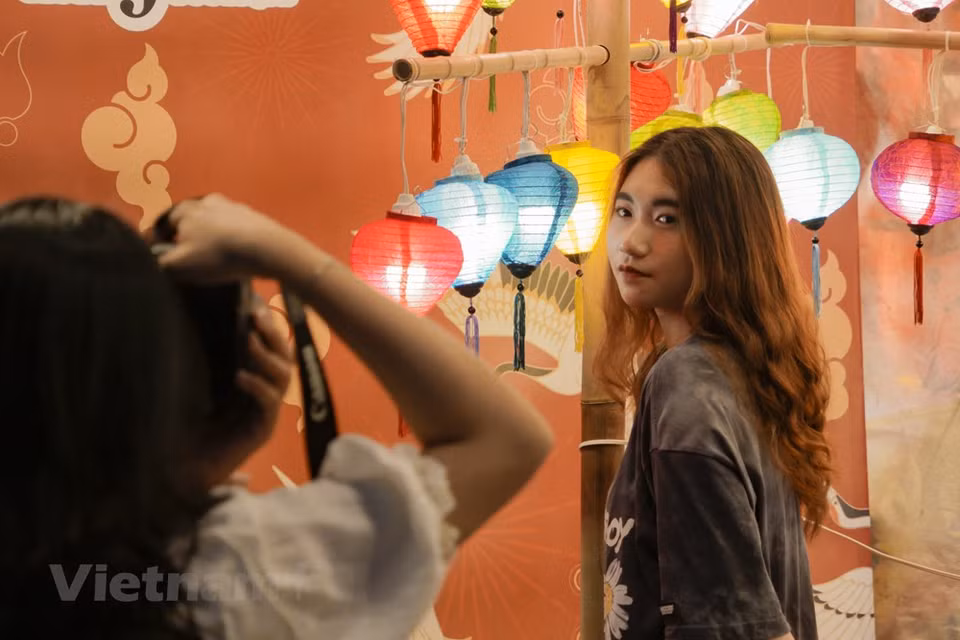 La calle de Hang Ma atrae a los jóvenes a los que les encanta tomar fotografías. (Foto: Minh Hieu / Vietnam +)