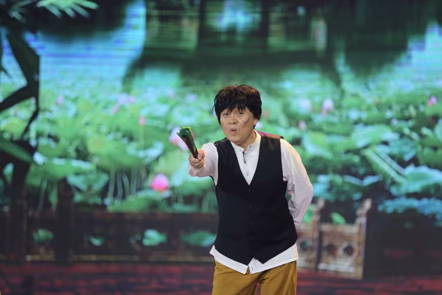 El artista Xuan Hinh (comediante / vocalista del canto tradicional vietnamita Cheo, nacido en 1960) interpretará el papel de Chi Pheo, un personaje de renombre en el homónimo cuento del difunto escritor Nam Cao (1917-1951). La historia tiene lugar en la aldea de Vu Dai, que sigue el modelo de la aldea Nhan Hau, anteriormente conocido como Dai Hoang. El último pueblo está ubicado en la comuna de Hoa Hau, en la provincia norteña de Ha Nam, a 40 kilómetros de Hanoi. El espectáculo narra el declive de los estándares morales y la pérdida de muchos valores tradicionales relacionados con la familia y el amor en una sociedad colonial y semifeudal en Vietnam en las décadas de 1930 y 1940 (Foto: Vietnam+)