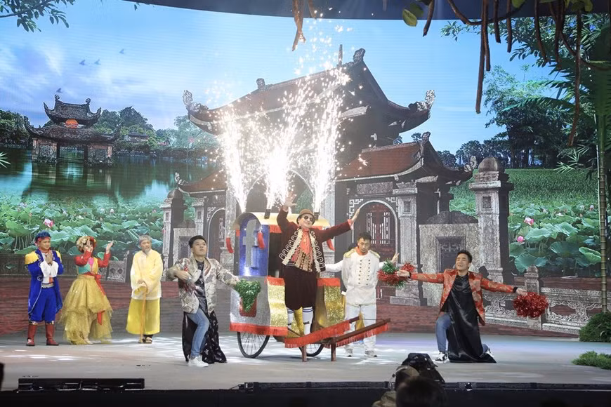 Los pobladores de Vu Dai son los personajes de obras literarias y teatrales vietnamitas famosas, tales como Lao Hac, Thi Mau, Thi No, Chi Pheo, Pho Doan, y Mo, entre otros. Cada personaje, con sus propias características, aparece en el cuento satírico que refleja la realidad social, donde las personas buscan cambiar los valores tradicionales y culturales por los intereses económicos. La transmisión del programa "Gap Nhau Cuoi Nam" constituye una ocasión para que los miembros de las familias vietnamitas se reúnan en la nochevieja, y disfruten de la ocasión con las actuaciones satíricas interpretadas por los actores más famosos del país (Foto: Vietnam+)