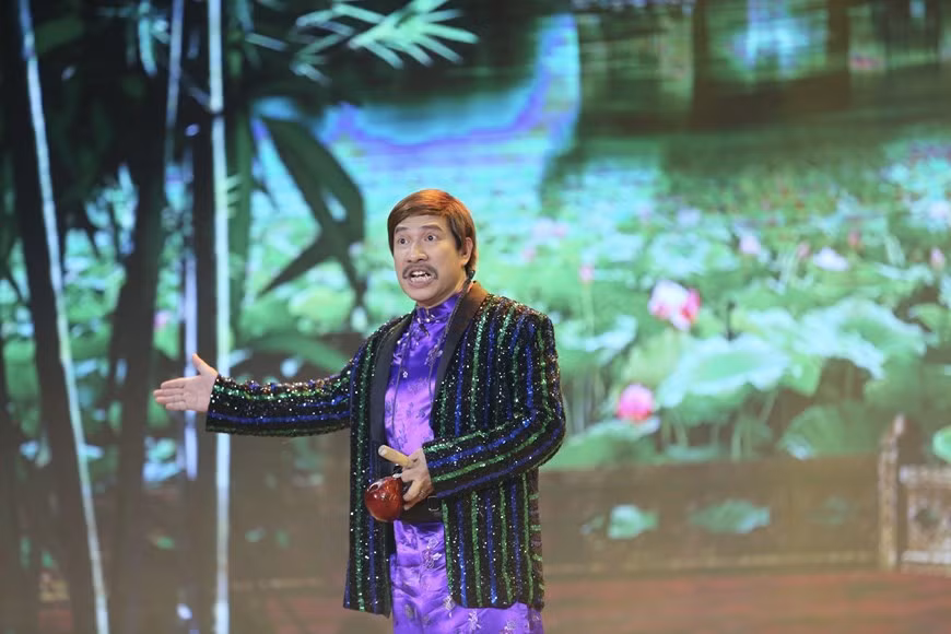 El comediante Quang Thang interpretará el papel de Mo, una persona que anuncia grandes eventos en las aldeas norteñas de Vietnam en el pasado. Bajo ese rol, el actor presentará los temas sociales candentes de una manera divertida. El artista Quang Thang (nombre completo: Dang Quang Thang, 1968) ha sido un rostro familiar en los programas satíricos vietnamitas. Es especialmente conocido por su papel de "Tao Kinh Te" (Dios de cocina a cargo de los asuntos económicos) en el programa “Tao Quan”. También actúa en varias series de televisión y trabaja como presentador de televisión. En 2015, fue galardonado con el título nacional de Artista Meritorio (Foto: Vietnam+)