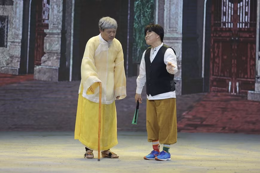 El actor Quoc Khanh (I) interpretará el papel del anciano Hac (Lao Hac), personaje del homónimo cuento del difunto escritor Nam Cao. El artista Quoc Khanh (nombre completo: Nguyen Quoc Khanh, 1962), un rostro familiar en los programas de comedia y el cine vietnamitas, comenzó su carrera como actor desde 1982 después de graduarse de la primera clase de actuación en el Teatro Nacional de Drama de Vietnam. Desempeñó el papel característico del Emperador de Jade en el programa "Tao Quan" durante muchos años con aplomo. Se espera que su nuevo papel en el programa "Gap Nhau Cuoi Nam" de este año brinde momentos inolvidables para las familias vietnamitas (Foto: Vietnam+)