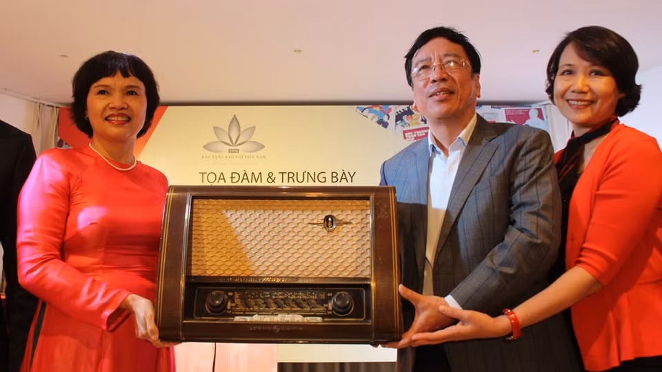 De izquierda a derecha en la foto: la viceprofesora Dang Thi Thu Huong, el periodista Tran Dang Tien y su esposa. Según Dang Tien, la organización de esta exhibición le tiene en la mente desde hace tiempo y también es su deseo de coleccionar carteles para sus hijos y nietos. Además de los mil 10 pósteres que obsequió al Museo de la Prensa de Vietnam, el periodista Dang Tien también otorgó otros objetos antiguos para ese centro expositivo. La muestra tiene como objetivos transmitir al público las bellezas culturales y tradicionales de más de mil años de Thang Long, así como los patrimonios culturales legados por los antepasados que se han convertido en activos invaluables para las generaciones de hoy (Foto: Minh Anh / Vietnam +)