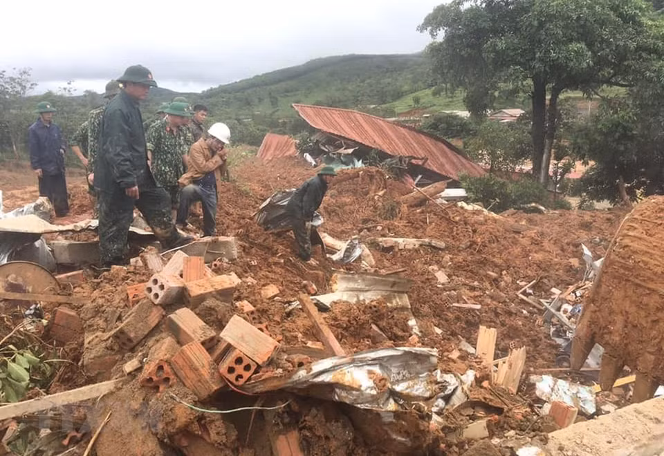 Los rescatistas proceden a la búsqueda de los cuadros y soldados enterrados por la avalancha. (Foto: VNA)