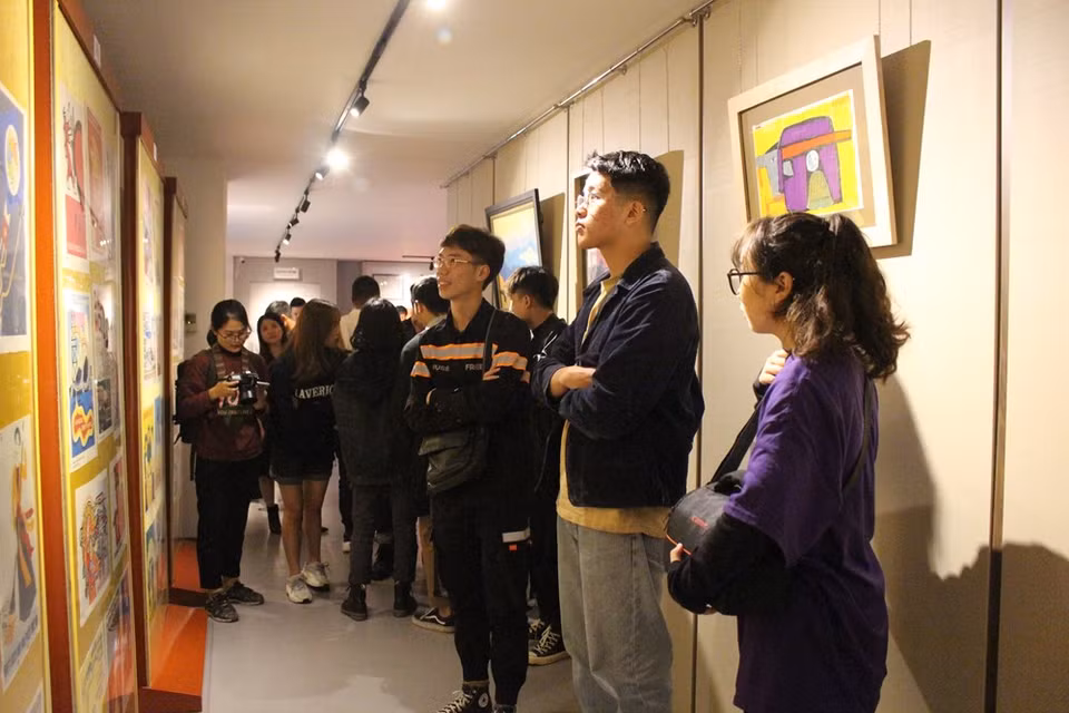 La exposición de pósteres conmemorativos por el 1010 aniversario de la fundación de la capital antigua Thang Long atrae la atención especial de los jóvenes en términos de arte y sentimiento memorable sobre los tiempos pasados, en los cuales a pesar de que la vida de los pobladores vietnamitas fue difícil, la vida no era tan ajetreada como en la época actual. La exhibición ayuda a los visitantes a repasar cómo era la vida de los pobladores vietnamitas en “el período de subvención” y comprender más acerca de la lucha pasada por la independencia y liberación nacional, así como los logros de Hanoi en la etapa de la Renovación y sus progresos en la integración internacional (Foto: Minh Anh/Vietnam+)