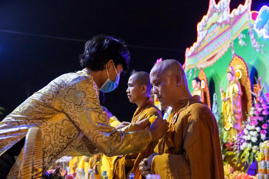 Durante muchos años, la pagoda de Ninh Tao ha mantenido la organización de la ceremonia solemne de Vu Lan, atrayendo así la atención y asistencia de budistas y personas de muchas ciudades y provincias remotas. Especialmente, esta es una ceremonia que cuenta con la participación de muchos jóvenes y adolescentes. No importa si son jóvenes o mayores, niños o niñas, quienes asisten a la ceremonia de Vu Lan son respetuosos y están emocionados al recibir la rosa. Independientemente del color de la flor, la mente de la gente siempre se inclina hacia los padres y desea las bendiciones para ellos.