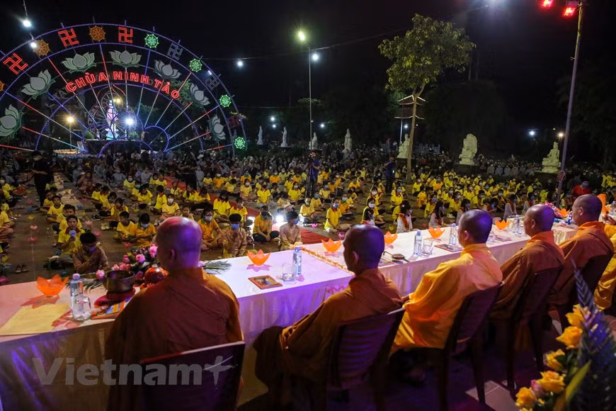 En la noche del 2 de septiembre o 15 de julio del calendario lunar, en la pagoda de Ninh Tao del distrito de Thanh Liem, en la provincia norteña vietnamita de Ha Nam, la inauguración de la gran ceremonia de gratitud filial, el Vu Lan, atrajo la participación de miles de budistas de todo el país. El Vu Lan es una bella costumbre en la cultura vietnamita, celebrada cuando tiene lugar la luna llena en julio y las personas se encuentran en un estado puro de meditación, con el fin de expresar el agradecimiento y la debida compensación a los padres.
