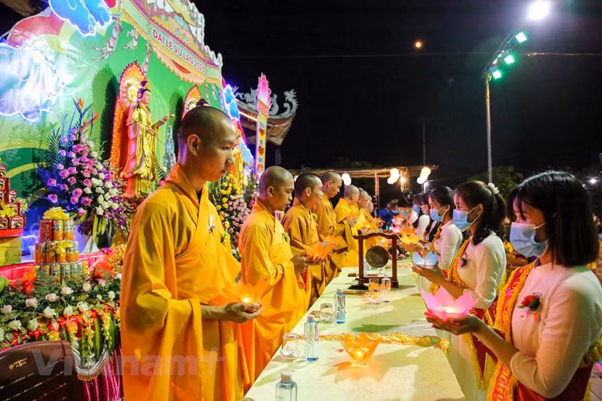 Cientos de velas pasan por las manos de los budistas para crear un espacio brillante con colores lindos. Miles de budistas, juntos con participantes, tienen oportunidad de contemplar una ceremonia sumamente majestuosa, tan solemne, sedentaria y llena de emociones, donde se siente el gran amor por sus padres y madres a través de las canciones y los mandamientos de los grandes maestros. En esta ocasión, los vietnamitas brindan también ofrendas a las almas errantes, o sea, los fallecidos sin hijos que no disfrutan del amor y la gratitud filiales. Todos expresan una cultura espiritual tan rica del país ubicado noblemente en el Sudeste Asiático. 
