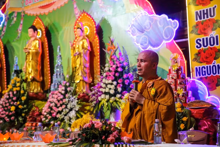 Justo a las siete y media de la noche, la ceremonia de Vu Lan comenzó en un ambiente solemne dentro del lugar sagrado. El festejo se organizó bajo la presidencia del venerable Thich Dao Duyet, el abad de la pagoda de Ninh Tao. Este sitio es un famoso destino para los budistas de la provincia de Ha Nam, que atrae a muchos devotos espirituales de la región a sus eventos, especialmente esta ceremonia de Vu Lan que siempre tiene lugar en el decimoquinto día del séptimo mes lunar. Todos los participantes rezaron por la paz del pueblo y la salud de los padres, al expresar su gratitud a los antepasados.