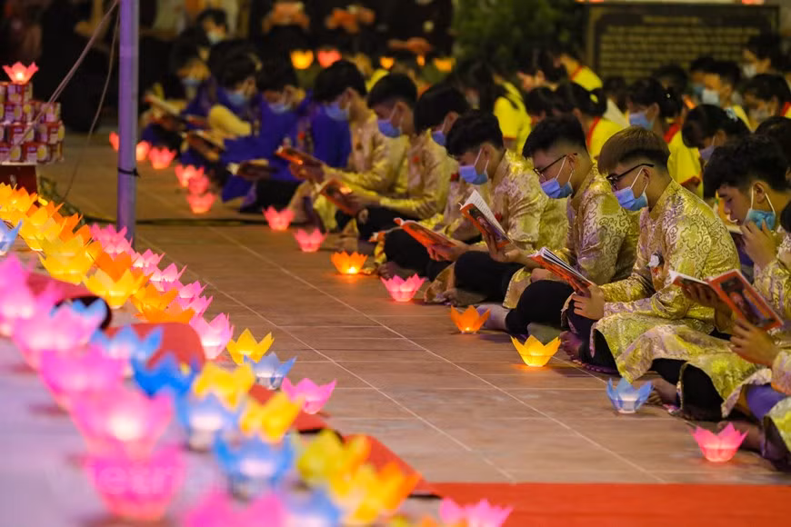El Vu Lan es una de las tres festividades importantes del budismo. En Vietnam, el budismo siempre ha acompañado a la nación desde sus inicios, convirtiéndose en una parte indispensable de la historia nacional. En este año tan especial, los monjes y fieles, no solo de la pagoda de Ninh Tao, sino de todo el país, cumplen al pie de la letra las regulaciones en la prevención y control del COVID-19, lo que contribuirá a evitar la propagación del virus y estabilizar la vida de la población. Ello forma parte de los esfuerzos para lograr el “doble objetivo” del gobierno de garantizar el desarrollo socioeconómico y luchar contra la pandemia.