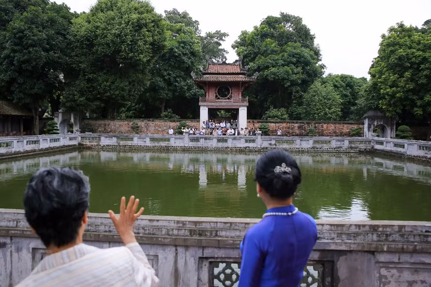 “En comparación con otras obras de Van Mieu, Khue Van Cac se construyó mucho después, en 1805. Aquí se conservaban las mejores escrituras de los exámenes nacionales. También reunía a los literatos para crear, recitar o apreciar los versos de mayor prestigio”, afirmó Nguyen Thi Bich Ha profesora de la Universidad Pedagógica de Hanoi. A continuación se encuentra el lago Thien Quang que con su forma cuadrada simboliza la tierra y contrasta con la redondez de las ventanas del pabellón, representante del cielo. Thien Quang significa la luz celestial e implica un punto de convergencia de los conocimientos del pueblo. Los exámenes finales se rendían en esta área, de ahí la razón de su nombre. (Fuente: Vietnamplus)