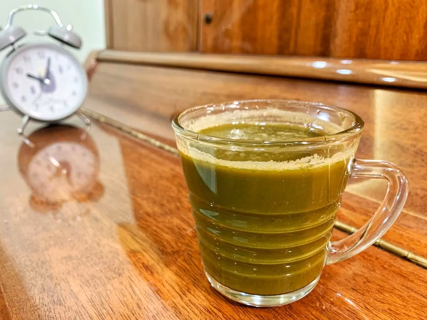Al mezclar los cinco jugos anteriores (excepto la leche de coco porque esta es la grasa insoluble en agua), el jugo tendrá un hermoso color, sabor dulce pero una pequeña concentración de perilla y apio. Dado que contiene vegetales con altas propiedades medicinales, esta bebida ayuda a fortalecer la defensa corporal durante la pandemia de COVID-19. Consumir de manera continuada este jugo también es una forma excelente de mantener un buen tránsito intestinal. Y en cierta forma, sus nutrientes podrían ayudar a proteger la mucosa del estómago, alimentar las bacterias saludables del intestino y combatir el estreñimiento. (Foto: Mai Mai / Vietnam +)