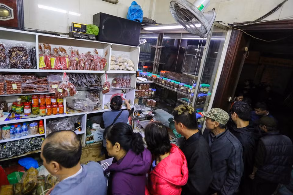 Los clientes todavía llaman a ese establecimiento con el nombre de "tienda de la etapa de subsidios" porque cada año nuevo muchas personas vienen aquí a comprar Banh Chung, una ofrenda para venerar a los antepasados en ocasión del Tet (Año Nuevo Lunar), la fiesta tradicional más importante de Vietnam. De forma cuadrada y grueso, Banh Chung se prepara con arroz glutinoso relleno con frijoles verdes cocinados al vapor y macerados, carne de cerdo sazonada con pimienta, cebolla y otros ingredientes que se envuelven en hojas Dong (Phrynium placentarium) y se hierve a fuego lento durante horas. (Fuente: Minh Son / Vietnam +)