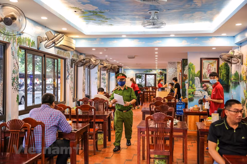 Anteriormente, el Comité Popular de la ciudad de Hanoi recomendó a los pobladores no salir de la casa a menos que sea necesario, lavarse las manos con frecuencia, cubrirse la boca al toser, mantener el distanciamiento físico entre las personas y el uso de mascarillas, además del autoaislamiento y el seguimiento para las personas sospechosas de estar infectadas, con el fin de evitar la transmisión del letal virus ante los riegos de rebrotes. Se trata de una epidemia ocasionada por el virus coronavirus 2 del síndrome respiratorio agudo grave (SARS-CoV-2). Se identificó por primera vez en diciembre de 2019 en la ciudad china de Wuhan. La Organización Mundial de la Salud (OMS) la reconoció como una pandemia global el 11 de marzo de 2020. (Foto: Minh Son / Vietnam +)
