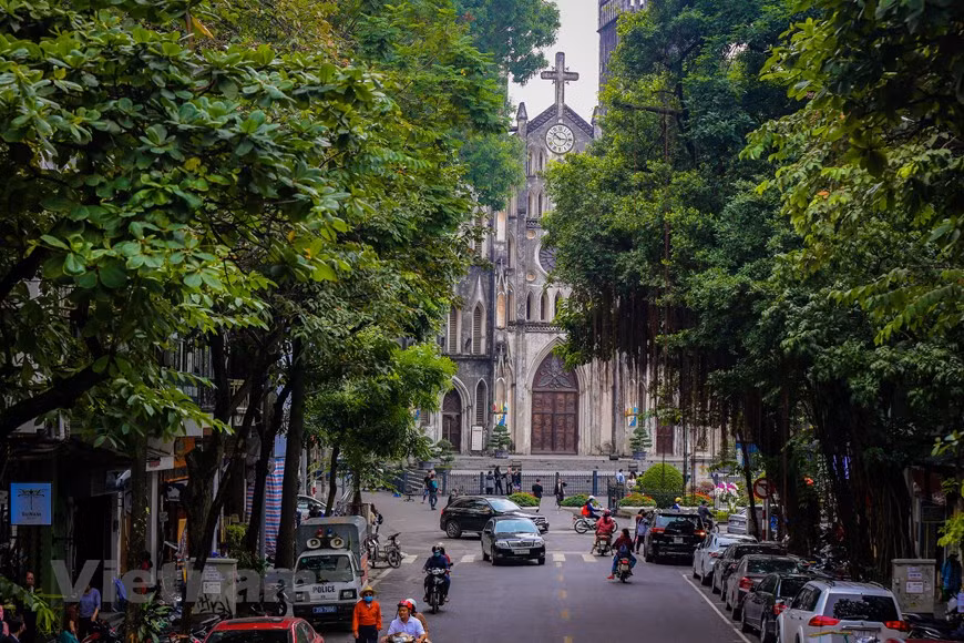 La armoniosa mezcla de los estilos oriental y francés ha creado un espacio propio de arquitectura hanoyense, tanto antiguo como moderno. La arquitectura antigua se aprecia principalmente en el casco histórico de Hanoi, con sus “36 calles de oficios”. Las casas en este barrio eran pequeñas, con techos de paja o tejas. Sin embargo, con el tiempo, la familia se multiplicó y apareció la necesidad de ampliar la vivienda de forma vertical. De ahí surgió el estilo de casas-tubo, o sea, estrecho, alto y alargado hacia la profundidad, que hoy se ve en muchas zonas urbanas de Vietnam. En el Hanoi antiguo quedan aún muchos templos, pagodas y santuarios. (Foto: Vietnam+)
