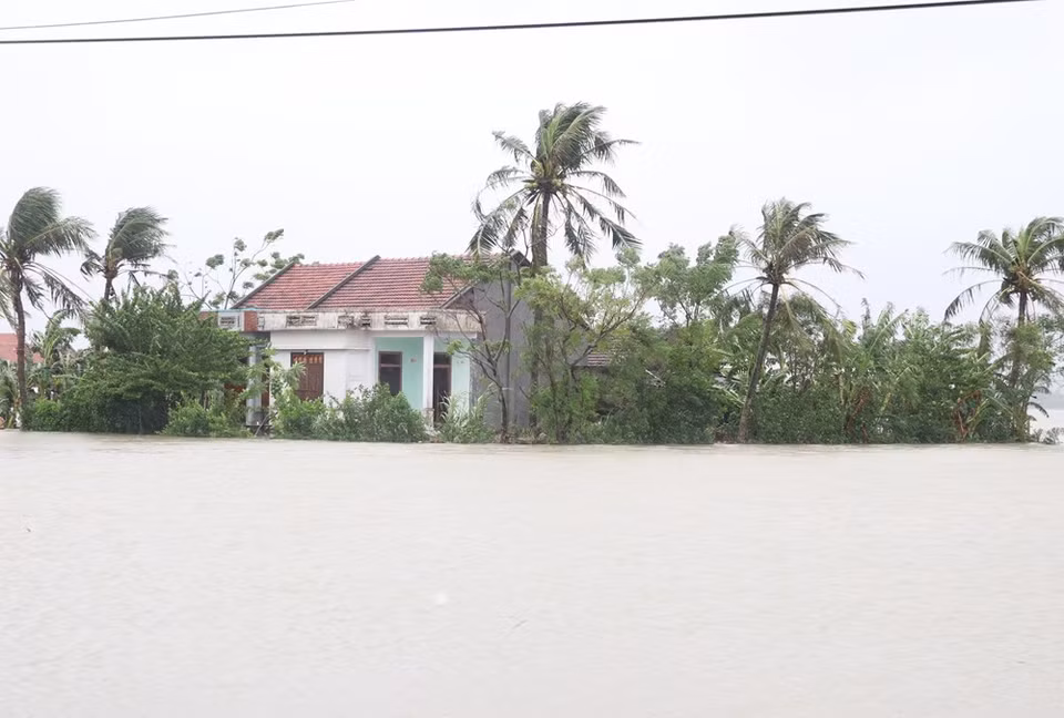 Una casa en la comuna de Hoa My Dong, del distrito de Tay Hoa, queda aislada por las inundaciones. (Foto: Pham Cuong-Xuan Trieu / VNA)