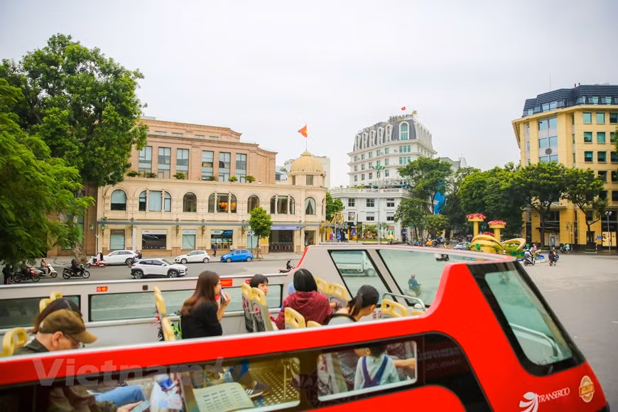 Iniciado en 2018, este servicio ofrece a turistas nacionales e internacionales experiencias inolvidables al llegar a la capital vietnamita. Muchas personas se sorprenden cuando ven una Hanoi extraña pero también familiar durante el paseo de 13,8 kilómetros por 30 sitios emblemáticos de Hanoi. El otoño es la mejor ocasión para experimentar el autobús de dos pisos con techo descapotable cuando el clima es fresco. El Departamento municipal de Transporte considera ofrecer en el futuro la opción de hacer estos recorridos en el horario nocturno para que los viajeros puedan disfrutar del clima más fresco y evitar la congestión del tráfico. (Foto: Vietnam+)