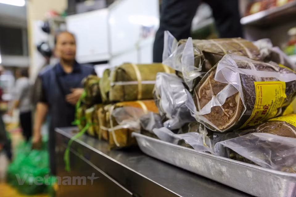 Se vende Gio Cha (jamón o salchicha de Vietnam) en la tienda de Quoc Huong en la calle de Hang Bong del distrito de Hoan Kiem, en la mañana del último día del año lunar. Este plato no solo es una comida favorita de las fiestas en Vietnam -entre ellos el Año Nuevo Lunar (Tet)-, sino también es muy utilizado como un regalo en las bodas. Aunque hay diferentes gustos gastronómicos en las tres regiones de Vietnam, existen platos comunes para celebrar el Tet, como entre los cuales se destaca especialmente el gio lua porque es un plato simple, que se prepara y se come fácilmente. Fuente: Minh Son / Vietnam +)