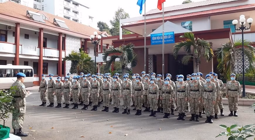 El Hospital Militar 175 ha capacitado a funcionarios y soldados del hospital de campaña de segundo nivel número 3 para participar en las operaciones de mantenimiento de la paz de las Naciones Unidas. En la foto: Los oficiales y soldados del hospital de campaña participan en el entrenamiento (Foto: Dinh Hang/VNA)