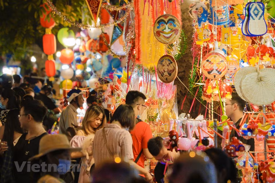 A pesar de haber otros destinos de entretenimiento en Hanoi para los jóvenes, la calle de Hang Ma siempre tiene su propia atracción para que los pobladores lleguen allí cada Festival del Medio Otoño. (Foto: Minh Hieu / Vietnam +)