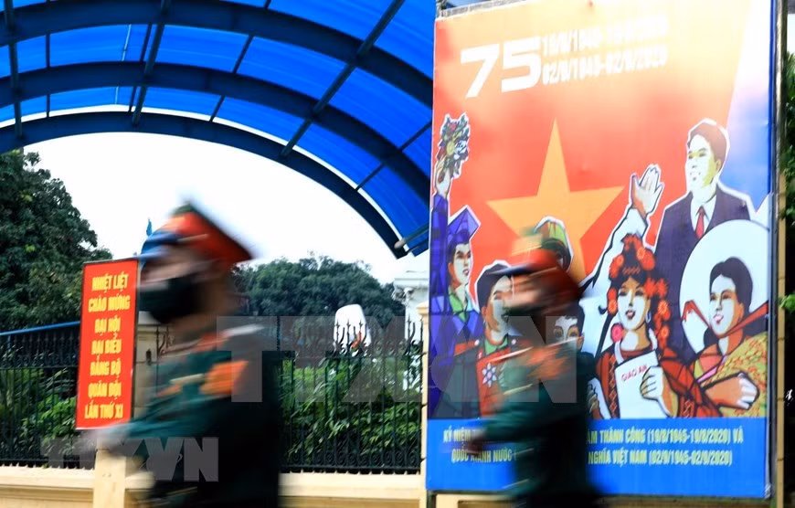Pancartas para celebrar el Día Nacional en la calle Dien Bien Phu frente al Museo de Historia de Vietnam. (Foto: VNA)
