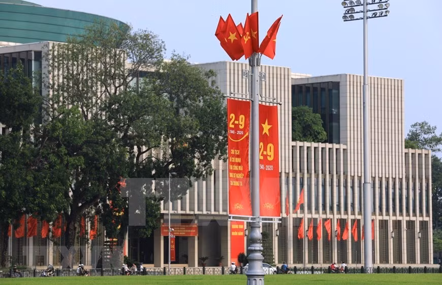 Pancartas a lo largo de la carretera frente al mausoleo de Ho Chi Minh (Foto: VNA)