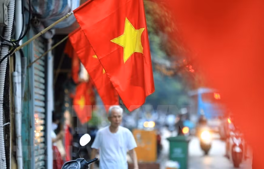La calle Hang Bong en el centro de Hanoi se pinta de rojo con banderas para celebrar el Día Nacional. (Foto: VNA)