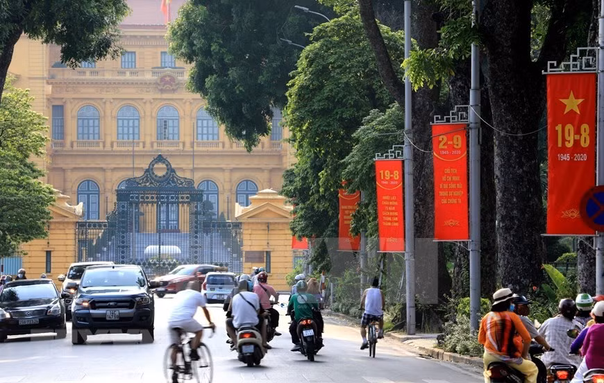 Pancartas a lo largo de la calle Doc Lap para celebrar el Día Nacional (Foto: VNA) 
