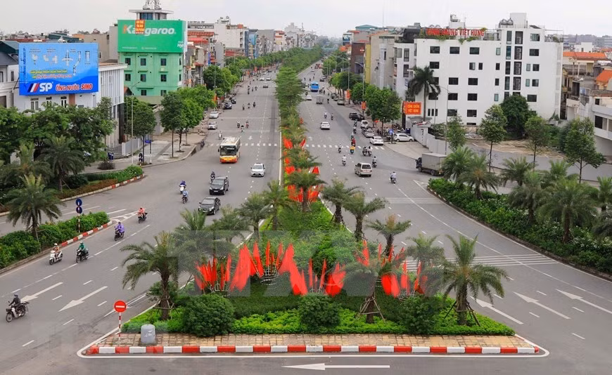 La calle Ngo Gia Tu en el distrito de Long Bien se decora con banderas y flores para celebrar el 75 aniversario del Día Nacional. (Foto: VNA)