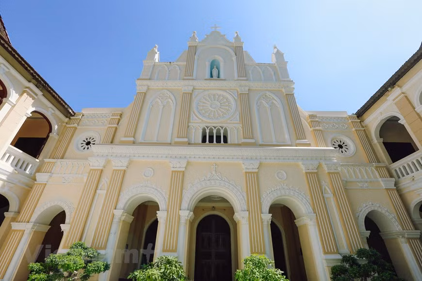 El altar de Long Song es la arquitectura más antigua en comparación con el resto del área completa. Originalmente construyeron solo una iglesia, pero después se amplió la construcción para convertirse en el subseminario de Long Song. En aquella época, utilizaban este lugar para la enseñanza de los monjes. Dentro de esa área está la antigua imprenta de Lang Song, uno de los primeros tres impresores de libros en el alfabeto nacional moderno de Vietnam, que incluyen la imprenta de Tan Dinh (en Saigón), la imprenta de Ninh Phu (en Hanoi) y la imprenta del subseminario de Lang Song (en provincia de Binh Dinh). (Foto: Vietnam+)