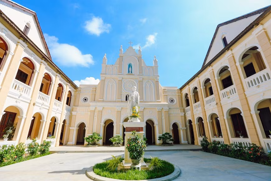 A primera vista, la fachada del subseminario de Long Song se parece mucho a la antigua Catedral de Paul en Macao, construida por los portugueses. Aunque no es tan majestuosa como la Catedral de Paul, el subseminario de Long Song aún mantiene casi todas las características arquitectónicas antiguas. A lo largo de los siglos con muchos altibajos, el subseminario de Long Song todavía conserva su belleza antigua. Los turistas aún pueden contemplar las escaleras de madera, los marcos de la puerta tallados en la fachada y el altar. Todos dejan una fuerte impresión a los visitantes al entrar al subseminario. (Foto: Vietnam+)