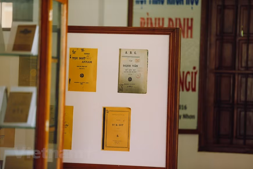 En la actualidad, la imprenta exhibe las publicaciones originales y copias en alfabeto vietnamita (Quoc Ngu). La imprenta solía producir libros en los idiomas latín, francés y Quoc Ngu. Todo está preservado en su forma original, republicado o mantiene sus cubiertas exhibidas. Las publicaciones se muestran cronológicamente según las fechas de publicación. Los libros antiguos se conservan en una caja de cristal cerrada. Con grandes valores históricos, hoy día la imprenta de Lang Song se ha convertido en un museo. Para visitar la sala de exposición, los visitantes pueden comunicarse con anticipación para que el subseminario organice un recorrido guiado. (Foto: Vietnam+)
