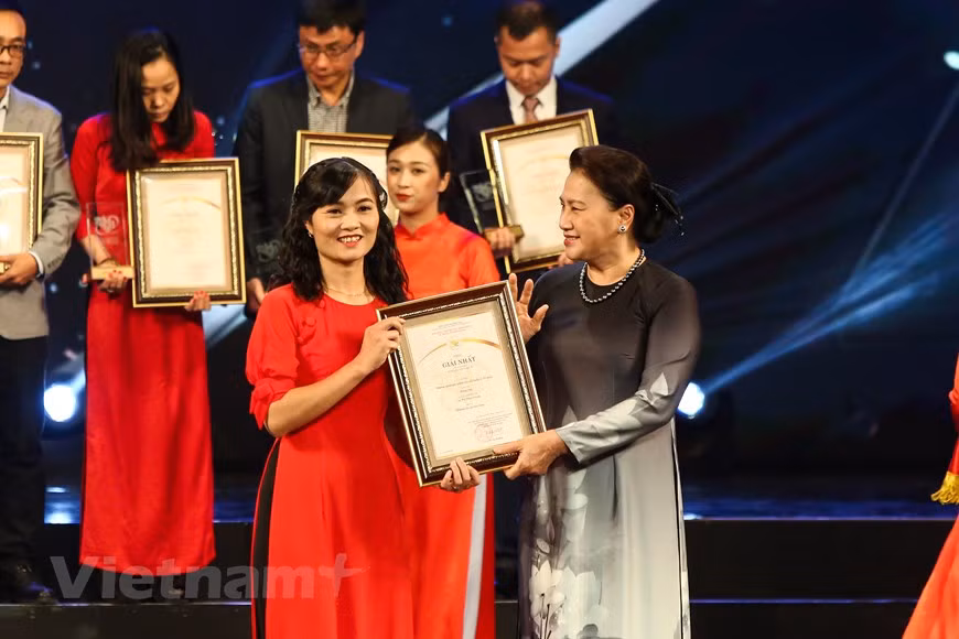 La reportera Cao Thuy Giang, del periódico electrónico Vietnamplus de la Agencia Vietnamita de Noticias recibe el primer premio por su destacada obra sobre el combate contra el coronavirus en la categoría de multimedia. El conjunto de artículos de la autora reflejan vívida y sinceramente la participación de todos los estratos sociales y las fuerzas en la lucha y prevención contra la pandemia durante meses en todas las ciudades y provincias del país. Según el Comité Organizador, un total de 30 obras de periodistas, medios de prensa, casas editoriales extranjeros y de vietnamitas residentes en Ultramar fueron enviadas al concurso (Fuente: Ta Hien/Vietnamplus)