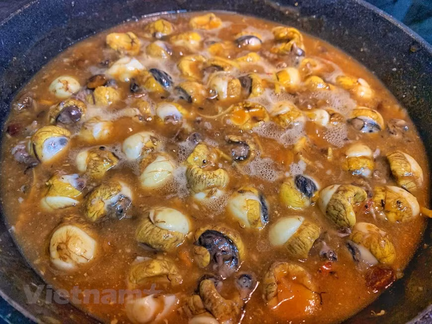 6. Poner los huevos embrionados de codorniz en la salsa de tamarindo y cocinar a fuego lento, mezclando de vez en cuando para que no se pegue. Deje cocinar un poco para que se vuelva más espeso durante tres o cuatro minutos. Si la mezcla es muy espesa, se puede agregar un poco de agua, o puede mantenerse la salsa espesa como una salsa de inmersión, a gusto del consumidor. La pasta de tamarindo es un tipo popular de salsa, que se usa ampliamente tanto en los países de Occidente como en Asia. No es difícil encontrar otros tipos de platos cocinados con este ingrediente en Vietnam como pato de pollo salteado, lengua de pato sofrita, entre otros. 