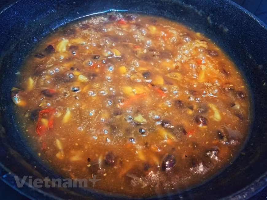 5. Mezclar la pasta de tamarindo cocinada con agua. Después verter la mezcla hirviendo con azúcar de alumbre y la sal para tener un tipo de salsa con sabor agridulce. Se puede mezclar un poco de harina de tapioca con agua fría y echar en la salsa para alcanzar una textura más espesa y bonita. La harina de tapioca es la raíz de la planta de yuca y puede usarse básicamente en lugar del almidón de maíz normal. En la cocina vietnamita, el tipo finamente molido es perfecto para espesar la salsa líquida como la que estamos haciendo con tamarindo para el plato de huevo de codorniz. 