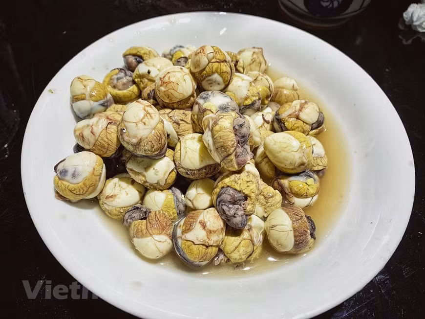 3. Hervir los huevos de codorniz y dejar enfriar durante aproximadamente dos horas, luego pelar suavemente para evitar que se rompan. Según los estudios, la vitamina A de los huevos de codorniz embrionados es 2,5 veces mayor que la de los huevos de gallina. Los índices de vitaminas B1 y B2 también son aproximadamente 2,8 veces mayores que las de los huevos normales. Además, el total de fósforo, cal, hierro en este tipo de huevo también es aproximadamente cinco veces más alto que en los de pato o gallina. Específicamente, se encuentran alrededor de 182 kilocalorías en los huevos de codorniz embrionados; 13,6 gramos de proteína; 12,4 gramos de lípidos; 82 miligramos de calcio; 212 miligramos de fósforo, entre otros.