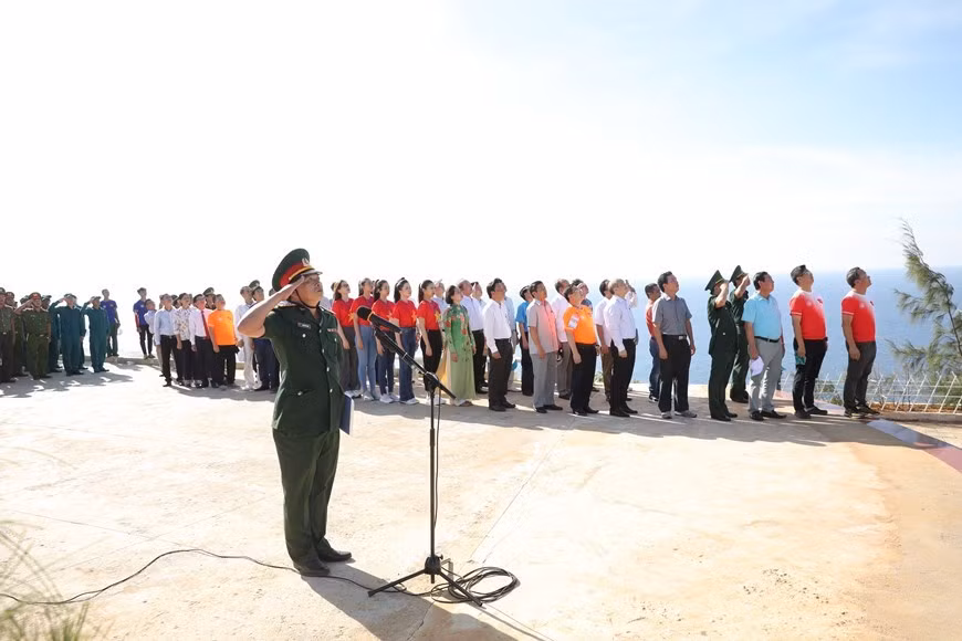 La torre de la bandera del distrito de la isla de Ly Son, de la provincia sureña de Quang Ngai, se encuentra en el pico Thoi Loi, el punto más alto de la isla de Ly Son. La construcción de la torre de la bandera de 25 metros de altura se inició en 2013. Se trata de una iniciativa de los estudiantes vietnamitas, que demuestra su disposición de contribuir al desarrollo y la defensa nacional. La montaña Thoi Loi, a 170 metros sobre el nivel del mar, originalmente es un volcán inactivo. En la foto: La ceremonia de izado de la bandera nacional (Foto: Vietnam +)