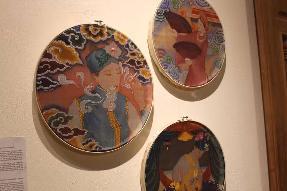 Las obras de laca y seda en la exposición “Tradición hacia la tradición” reflejan los grandes esfuerzos de maestros y estudiantes de la Facultad de Pintura de la Universidad de Bellas Artes de Vietnam. En un mes, maestros y estudiantes de la universidad, ubicada en Hanoi, acordaron la iniciativa y organizaron encuentros y conversaciones con el artesano Le Dinh Nghien y empezaron a realizar las obras. Al llegar a la exhibición, el público fácilmente conocerá las características familiares de la pintura Hang Trong a través de los cuadros de laca y seda, sobre todo la obra “Xich ho tuong quan” del autor Nguyen Thi Nhu Quynh. (Fuente: Vietnam+)