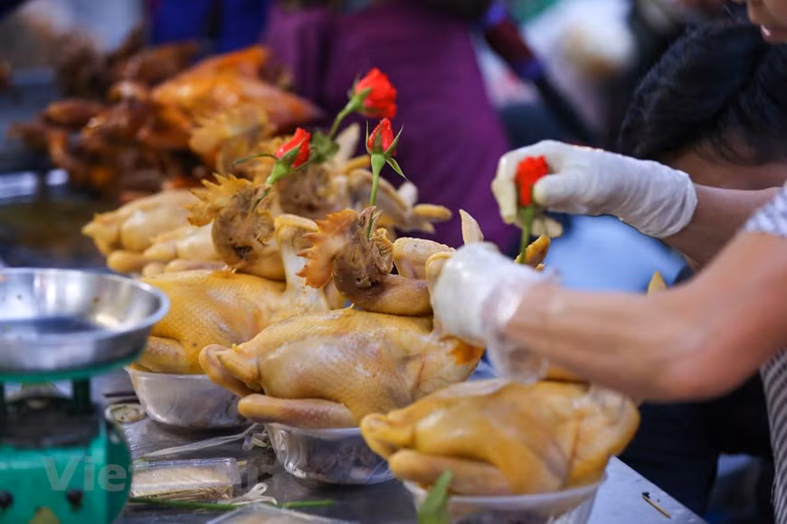 El pollo hervido se vende con un precio de 400 mil dongs (17,3 dólares) por kilogramo, sin embargo no es barato en comparación con otras zonas pero atrae a los clientes por su calidad. El pollo hervido en el Mercado Hang Be se prepara muy cuidadosamente y limpio, su piel es muy amarillo, todo está listo para la bandeja del Tet (Nuevo Año Lunar) o responde a la demanda de los clientes, sobre todo para una comida especial o para regalar a familias y amigos. En el Mercado Hang Be, también se encuentran los clientes, especialmente las amas de la casa los servicios de procesamiento de pollo hervido con precio barato. (Fuente:Vietnam+)
