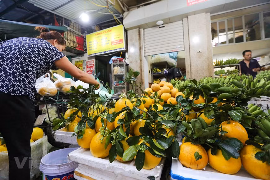 Eso quizás es una atracción especial, que convierte al Mercado Hang Be en un lugar conocido para la población de la ciudad de Hanoi en cada ocasión del Tet (Nuevo Año Lunar). No importa si rico o pobre, en la víspera de Año Nuevo, también es muy importante para los vietnamitas seleccionar las cinco mejores frutas de la bandeja. Las frutas se colocan en una bandeja de madera lacada en rojo y dispuestas en un cono equilibrado y en armonía de colores. Las frutas pueden ser plátano, sandía, naranja, mandarina, coco, manzana, lúcumo y caquis. Cada una tiene su propia indicación y atractiva. (Fuente: Vietnam+)