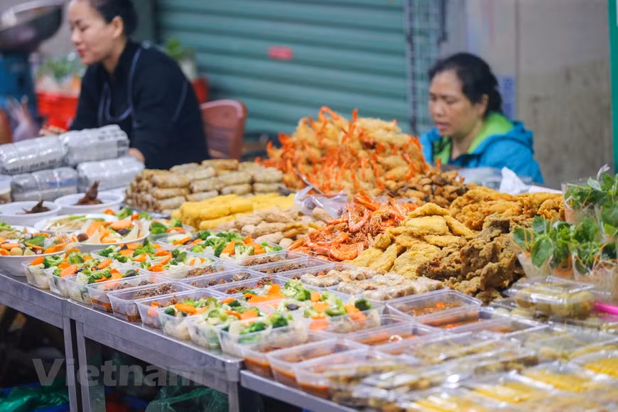 Con las personas ocupadas o con muchos trabajos, solamente dar una vuelta en el Mercado Hang Be pueden tener una bandeja de cinco frutas para el día 30 del Tet (Nuevo Año Lunar). El "Mam Ngu Qua" (bandeja de cinco frutas) en el altar ancestral durante esa fiesta tradicional simboliza la admiración y el agradecimiento de los vietnamitas hacia el Cielo y la Tierra y sus antepasados, y demuestra su aspiración a la prosperidad. Durante mucho tiempo, junto con tablones horizontales de laca grabados con caracteres chinos, frases paralelas escritas en papel carmesí, y árboles de durazno, la bandeja de frutas para el Tet ha trascendido su valor material para convertirse en un símbolo espiritual, un producto nacional original en la vida espiritual de los vietnamitas. (Fuente:Vietnam+)