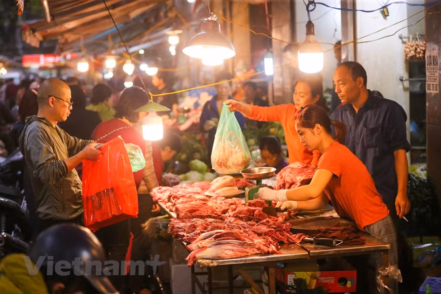 Los detalles forman parte de las artes culinarias de Ha Noi. El Tet coincide con la temporada invernal, por lo que los manjares deben tener elementos que ayuden a aumentar el calor y facilitar la digestión, entre otros efectos. En los tiempos antiguos, las chicas hanoyenses recibieron una educación integral del Confucionismo, desde el habla hasta los quehaceres familiares y especialmente, en las artes culinarias. Si fallas en la cocina, serás muy mal considerada por los demás, según esa filosofía oriental. Debido a que es el último día del año, el Mercado Hang Be se ve lleno de personas, quienes intentan crear un ambiente feliz para los miembros de su familia en el Tet, a través de la compra de platos típicos (Fuente:Vietnam+)